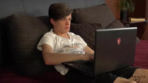 Le colocataire excité – Luky Kolac & Max Burda