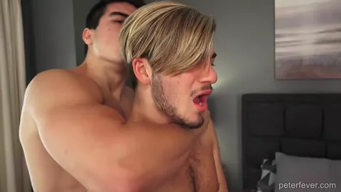 Blonder Bartträger bekommt sein Loch gedehnt von einem schicken Asiaten