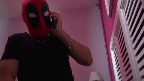 Il baise son mec déguisé en DeadPool
