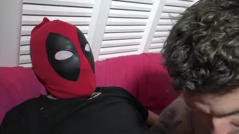 Il baise son mec déguisé en DeadPool