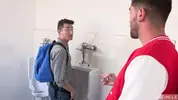 Bizutage dans les toilettes du lycée – Robbie Caruso & Chris Damned