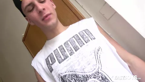 Chico malo fuma y se pajea con una vagina falsa — Flavio Conroy