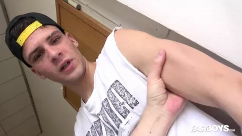 Lascar fume et se branle avec une vaginette — Flavio Conroy