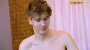 Alex Hofer, minet timide et mince, éjacule