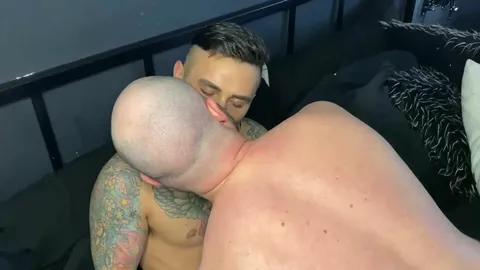 Je baise son cul de macho