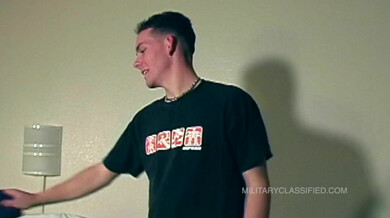 Giovane soldato adulto ha bisogno di sfogo: Bobby