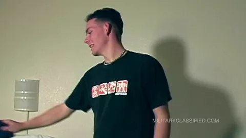 Junger erwachsener Soldat braucht Entlastung: Bobby