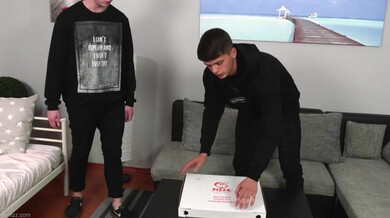 Cliente joven sin dinero se apaña con el repartidor de pizza – Calvin Steel & Lenny Yankee