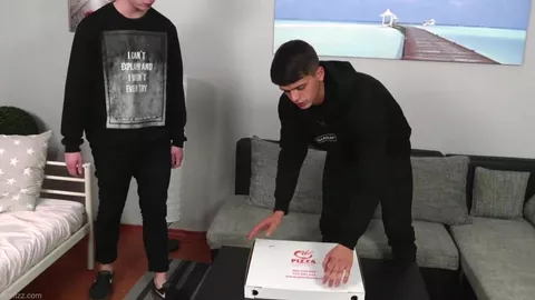 Cliente giovane senza soldi si arrangia col ragazzo delle pizze – Calvin Steel & Lenny Yankee