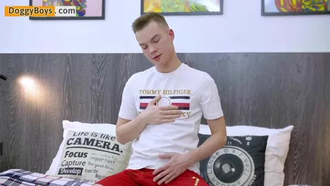 Ragazzo di 19 anni si dita il culo e si sega il cazzo – Adam Holub