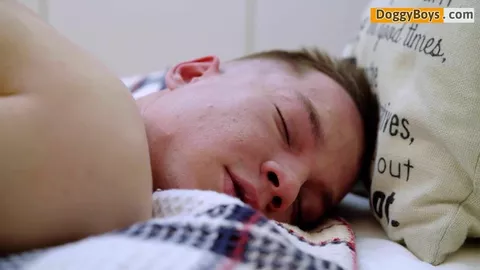 Ragazzo di 19 anni si dita il culo e si sega il cazzo – Adam Holub