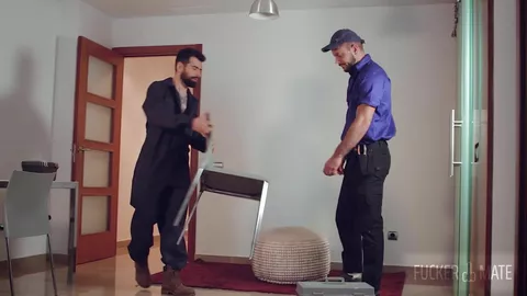 Sottomesso al cazzo XXL del corriere – Sir Peter & Oscar Mari