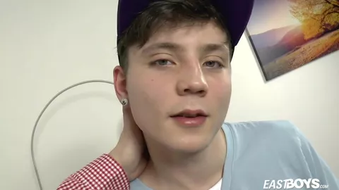 Jason Buell si gode con un dildo