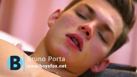 Bruno Porta fa schizzare il suo cazzo da twink