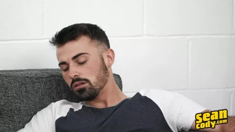 El guapo Dax se pajea con un dildo