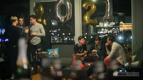 Um anfitrião muito dedicado — Garrett Kinsley & Johnny Hands