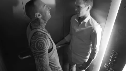 Trocken von einem tätowierten Hengst gefickt — Dylan James & Ethan Chase