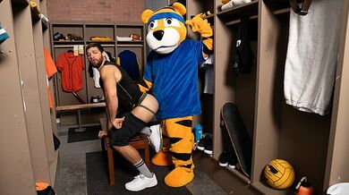 Scopato dalla mascotte – Jake Preston, Shamu Azizam