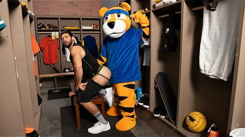 Jake Preston, Shamu Azizam – Baisé par la mascotte