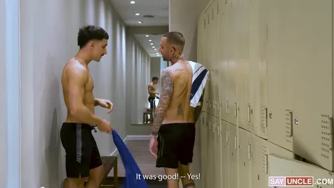 Deux joueurs de foot baisent un newbie dans les vestiaires - Dragon Rojo, Argentino XXL, Elliot Twink