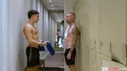 Deux joueurs de foot baisent un newbie dans les vestiaires - Dragon Rojo, Argentino XXL, Elliot Twink