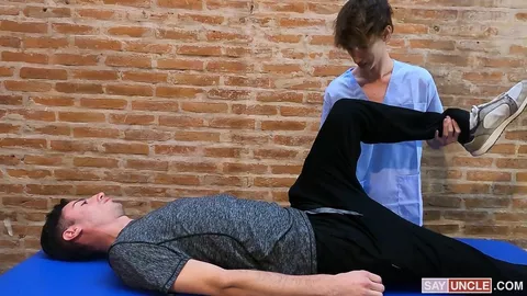 Un masseur caresse la bite d’un patient et se fait baiser en retour – Thiagui Twink & Tomas Nicolas
