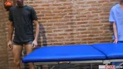 Un masseur caresse la bite d’un patient et se fait baiser en retour – Thiagui Twink & Tomas Nicolas