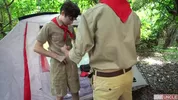 Deux jeunes scouts à initier