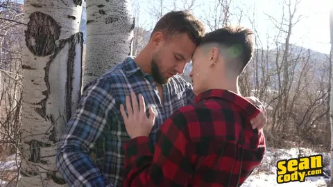 Hipster barbu baise un jeune asiat sportif dans les bois – Josh & Cody