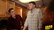 Hipster barbu baise un jeune asiat sportif dans les bois – Josh & Cody