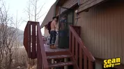 Hipster barbu baise un jeune asiat sportif dans les bois – Josh & Cody