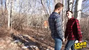 Hipster barbu baise un jeune asiat sportif dans les bois – Josh & Cody