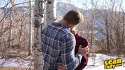 Hipster barbu baise un jeune asiat sportif dans les bois – Josh & Cody