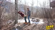 Hipster barbu baise un jeune asiat sportif dans les bois – Josh & Cody