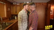 Hipster barbu baise un jeune asiat sportif dans les bois – Josh & Cody