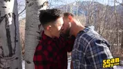 Hipster barbu baise un jeune asiat sportif dans les bois – Josh & Cody