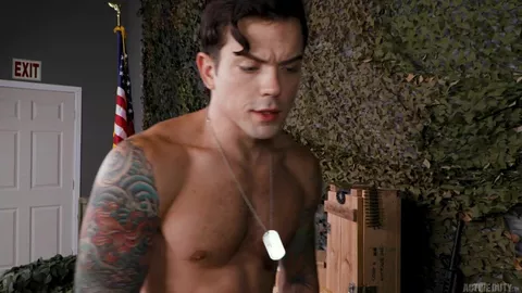 Frischer Rekrut wird bareback gefickt