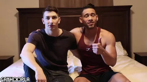 Roman Tate cavalca il cazzo di Michael Santos finché viene