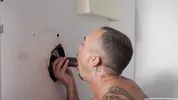 Gloryholes dans les chiottes : passif se fait démonter par une BBC – Devin Trez & Kirk Cummings