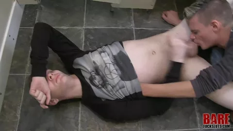 Beim Wichsen im Bad erwischt, wird er trocken gefickt