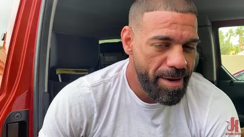 A solas con Ricky Larkin en una fábrica abandonada