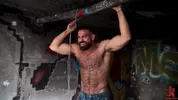 Allein mit Ricky Larkin in einer verlassenen Fabrik