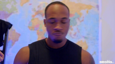 Bromantic: Mitbewohner erwischt ihn mit seinem Sexspielzeug und bietet seinen Arsch an - Trent King & Jeremy London