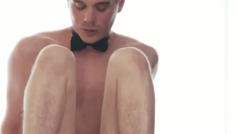 Giovane gigolò scopato da un twink ricco per soldi