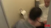 Bareback auf der öffentlichen Toilette – Aaron Aurora & Owen Jackson