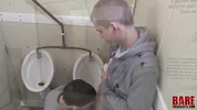 Bareback auf der öffentlichen Toilette – Aaron Aurora & Owen Jackson