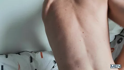 Cain, adônis inglês de 20 anos