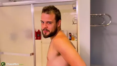 Heißer bärtiger Mann wichst unter der Dusche