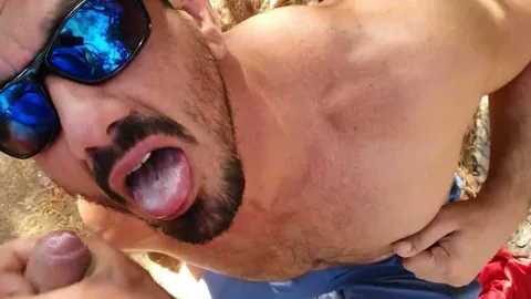 Cumdump wird am Strand vollgespritzt