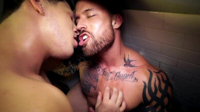 Treta no banheiro de um clube — Roman Todd e Jordan Levine